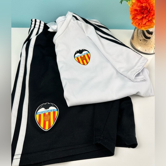 Valencia C.F. soccer shirt and shorts, size Large Youth - Picture 1 of 10